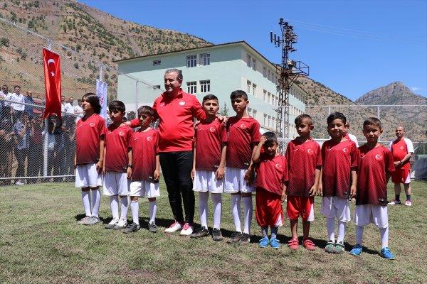 Bakan Bak Türk bayrağını asan çocuklarla maç yaptı