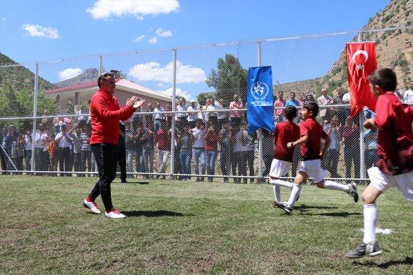 Bakan Bak Türk bayrağını asan çocuklarla maç yaptı
