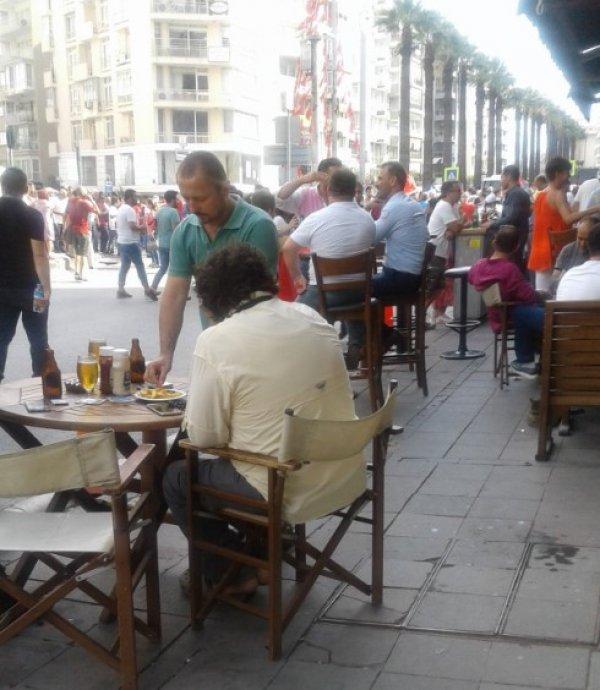 İzmirliler Muharrem İnce'yi bira içerek bekledi