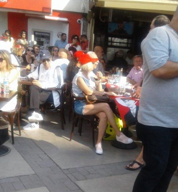 İzmirliler Muharrem İnce'yi bira içerek bekledi