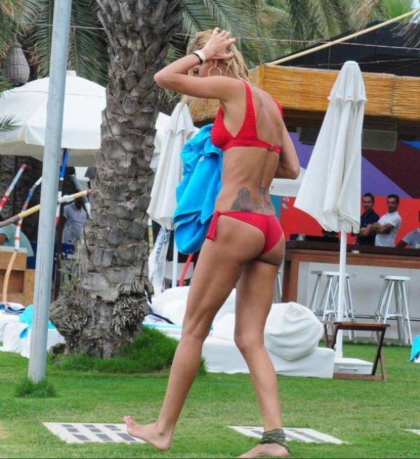 Çağla Şıkel'den bikini şov