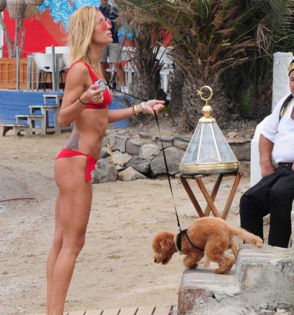 Çağla Şıkel'den bikini şov