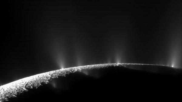 Enceladus'ta yaşam ihtimali bulundu