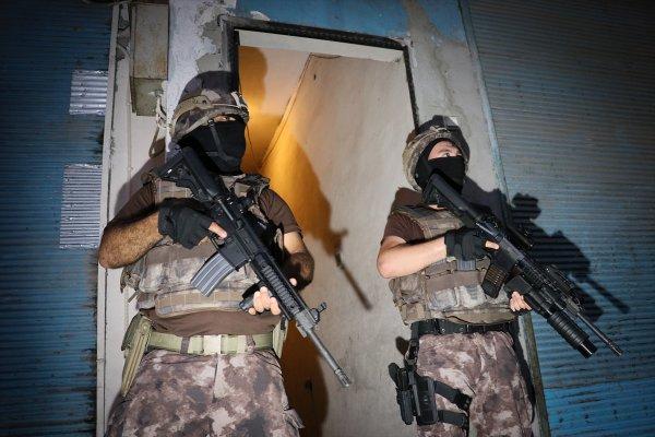 Türkiye genelinde aranan şahıslar için operasyon düzenledi