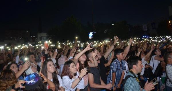 İrem Derici hayranları ağaçlara çıktı