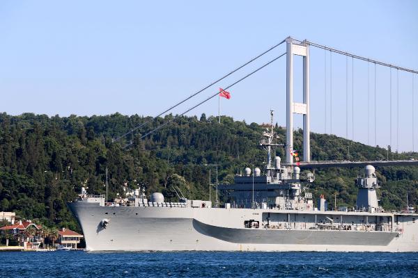 ABD savaş gemisi boğazdan geçti