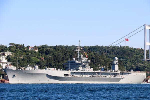 ABD savaş gemisi boğazdan geçti