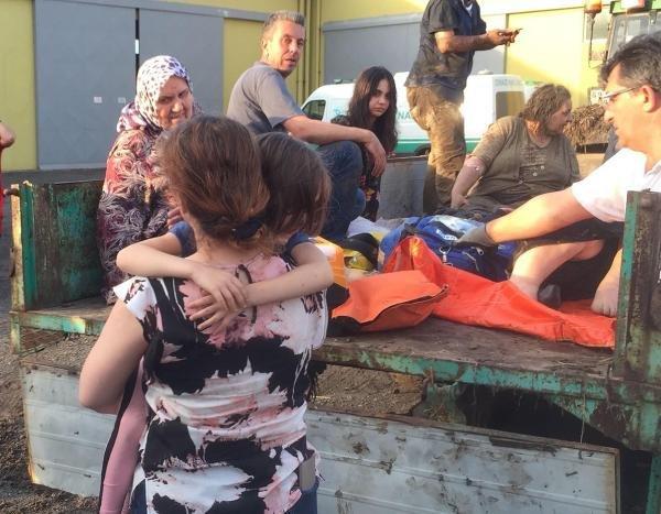 Tren faciasında yardıma koşan köylüler