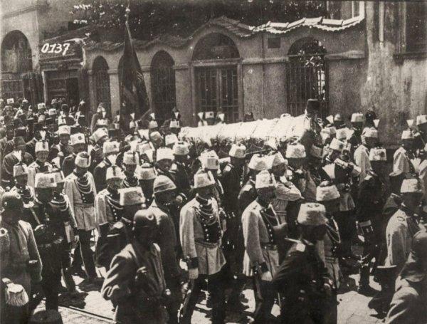 Osmanlı Sarayı'nda son cenaze ve son cülûs