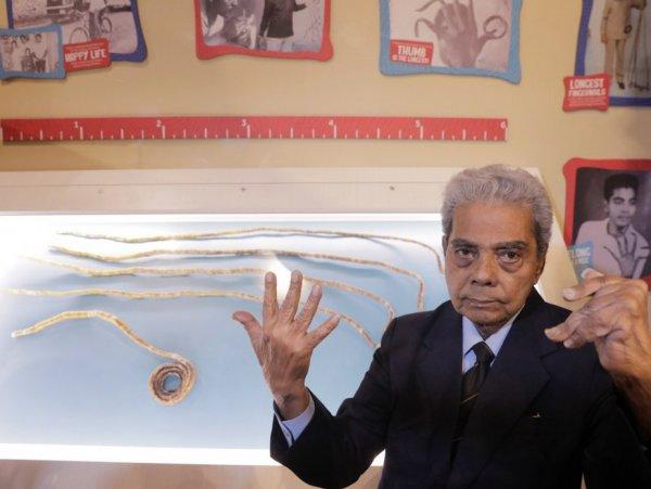 Hintli adam 9 metrelik tırnaklarına veda etti