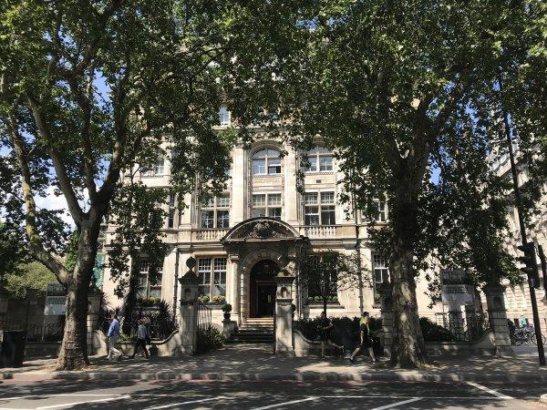 FETÖ'cü Akın İpek Londra'da ortaya çıktı