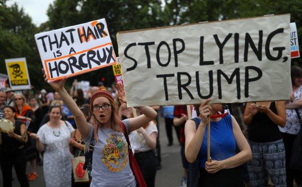 Trump ilk kez gittiği İngiltere'de protesto edildi