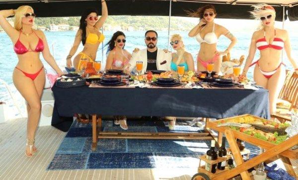 Adnan Oktar'ın 98 ekranlı kamera odası