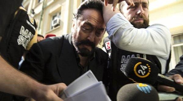 Adnan Oktar'ın 98 ekranlı kamera odası