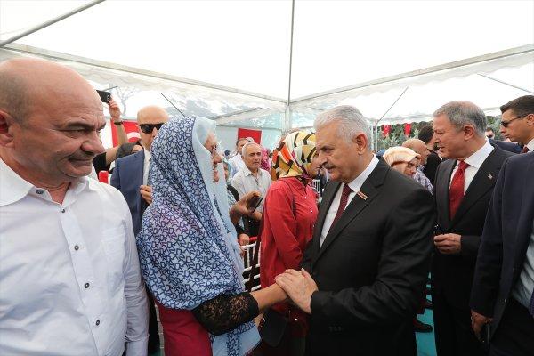 TBMM Başkanı Yıldırım Karşıyaka Şehitliği'ne gitti