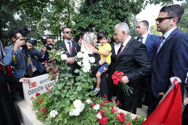 TBMM Başkanı Yıldırım Karşıyaka Şehitliği'ne gitti