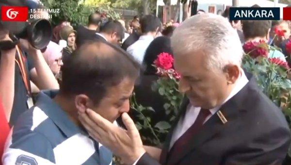 TBMM Başkanı Yıldırım Karşıyaka Şehitliği'ne gitti