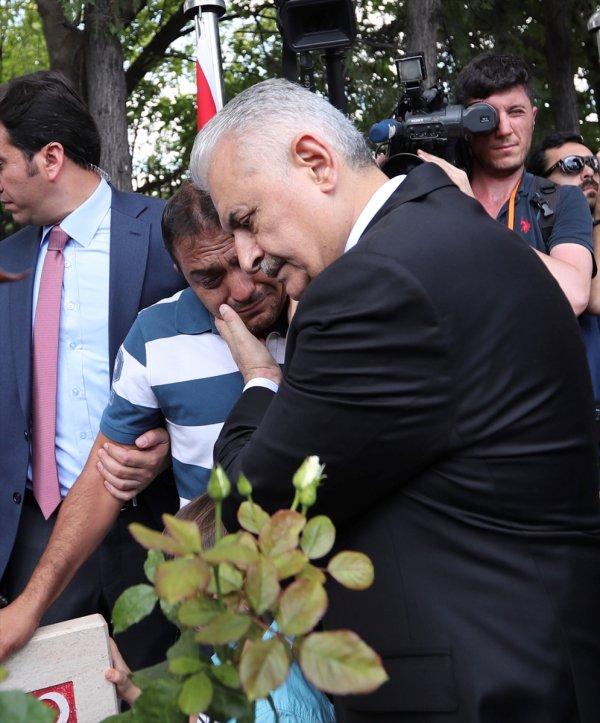 TBMM Başkanı Yıldırım Karşıyaka Şehitliği'ne gitti