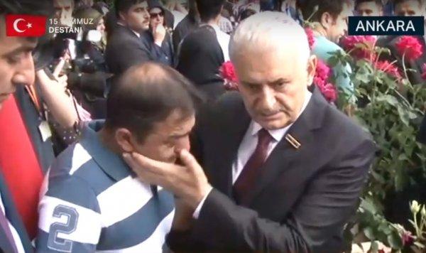 TBMM Başkanı Yıldırım Karşıyaka Şehitliği'ne gitti