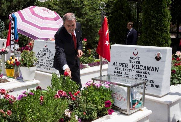 Milli Savunma Bakanı Akar şehitlerin mezarını ziyaret etti