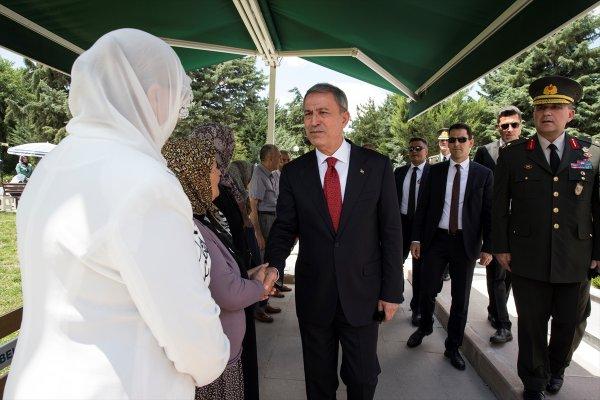 Milli Savunma Bakanı Akar şehitlerin mezarını ziyaret etti