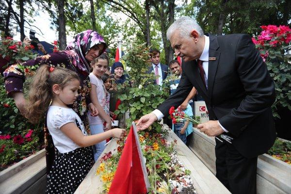 TBMM Başkanı Yıldırım Karşıyaka Şehitliği'ne gitti