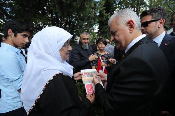TBMM Başkanı Yıldırım Karşıyaka Şehitliği'ne gitti