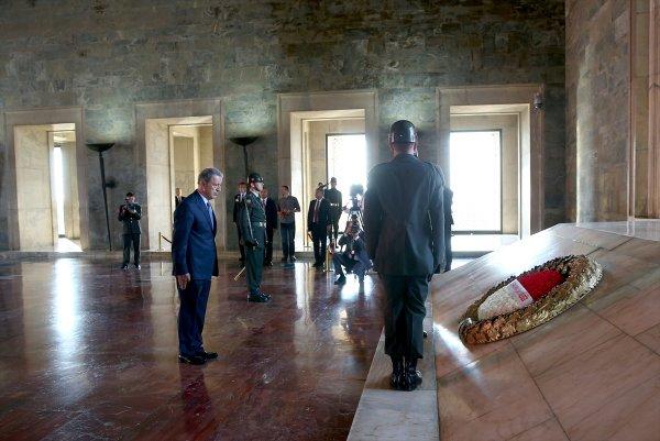 Bakan Akar'dan Anıtkabir'e ziyaret