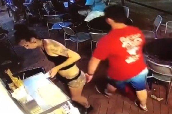 Garson kadın tacizci adama dersini verdi