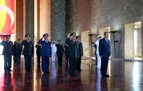 Bakan Akar'dan Anıtkabir'e ziyaret