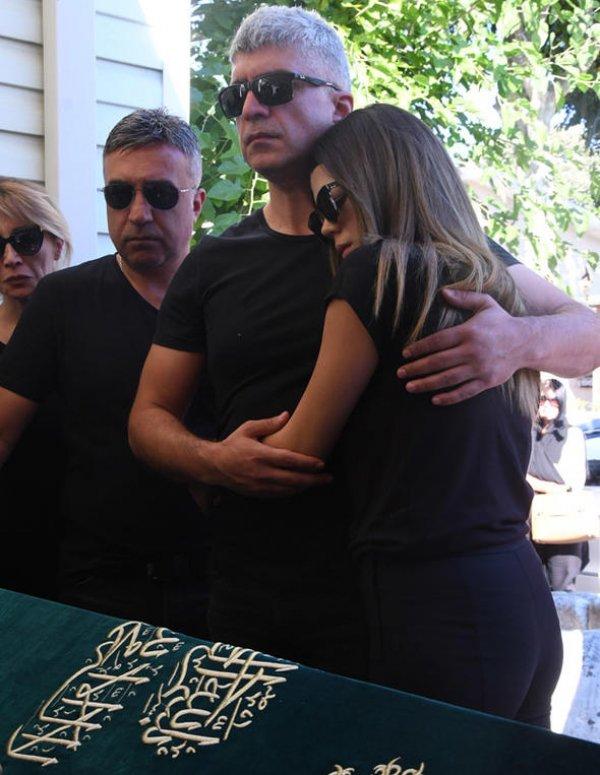 Özcan Deniz ve Mahsun Kırmızıgül cenazede barıştı