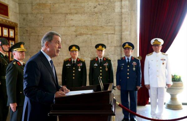 Bakan Akar'dan Anıtkabir'e ziyaret