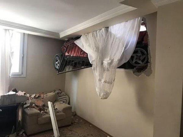 İzmir'de otomobil eve daldı