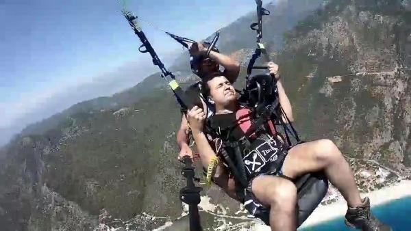 Yükseklik korkusuna aldırmadan paraşütle atladı, pişman oldu