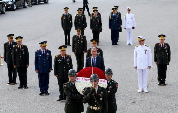 Bakan Akar'dan Anıtkabir'e ziyaret