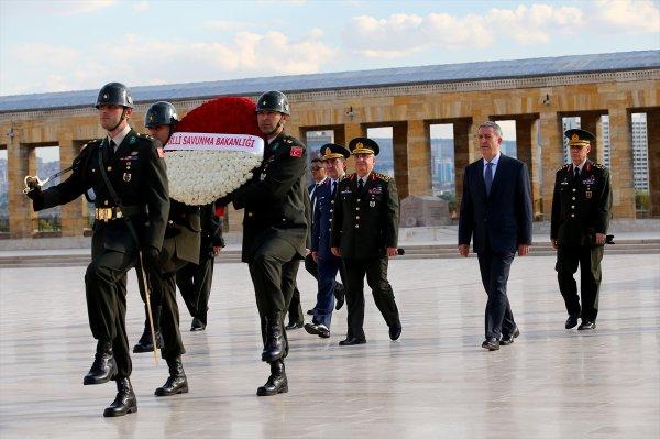 Bakan Akar'dan Anıtkabir'e ziyaret