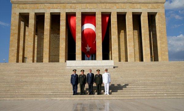Bakan Akar'dan Anıtkabir'e ziyaret