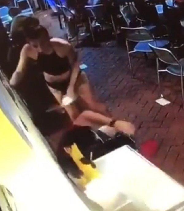 Garson kadın tacizci adama dersini verdi