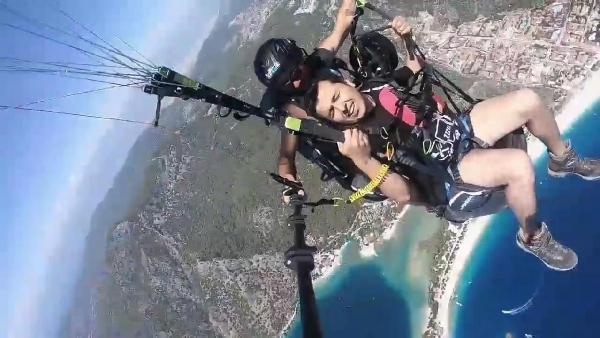 Yükseklik korkusuna aldırmadan paraşütle atladı, pişman oldu