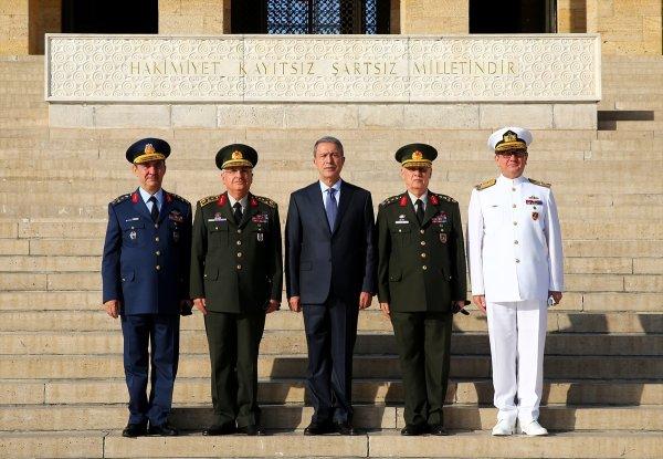 Bakan Akar'dan Anıtkabir'e ziyaret