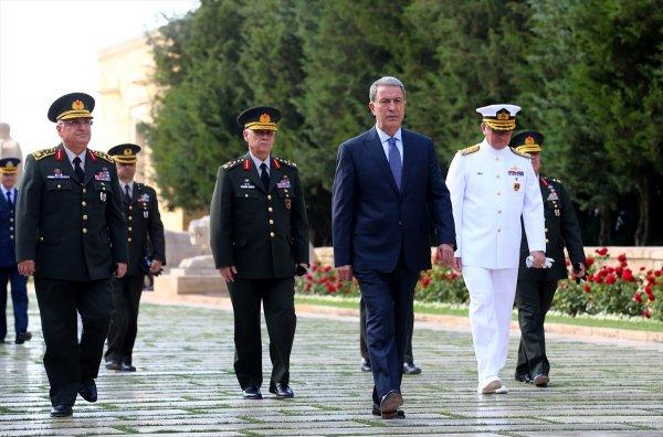 Bakan Akar'dan Anıtkabir'e ziyaret