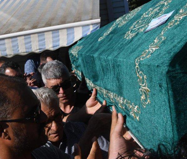 Özcan Deniz ve Mahsun Kırmızıgül cenazede barıştı