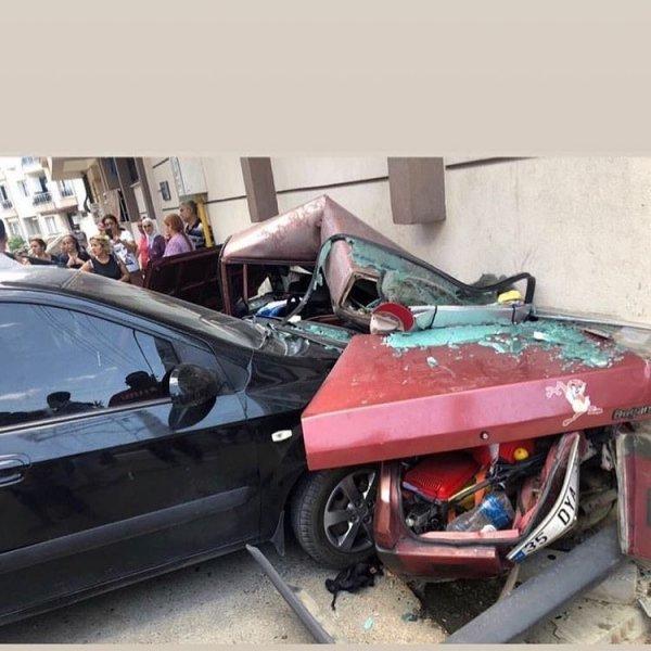 İzmir'de otomobil eve daldı