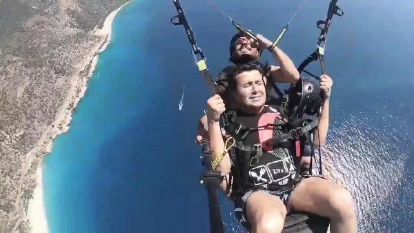 Yükseklik korkusuna aldırmadan paraşütle atladı, pişman oldu