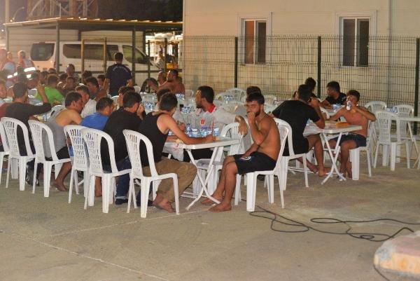 Batan tekneden kurtarılan göçmenler Mersin'de