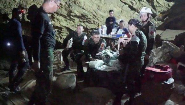 Taylandlı çocuklar ilk kez kameralar karşısında