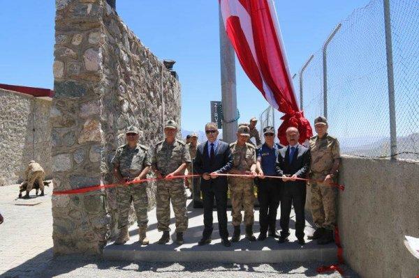 Hakkari'de karakola dev Türk bayrağı