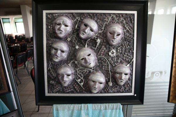 Eski bilgisayar parçaları sanat eseri tablolara dönüştü