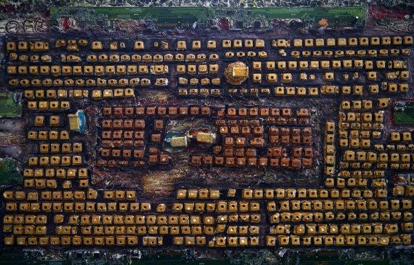 Eski bilgisayar parçaları sanat eseri tablolara dönüştü