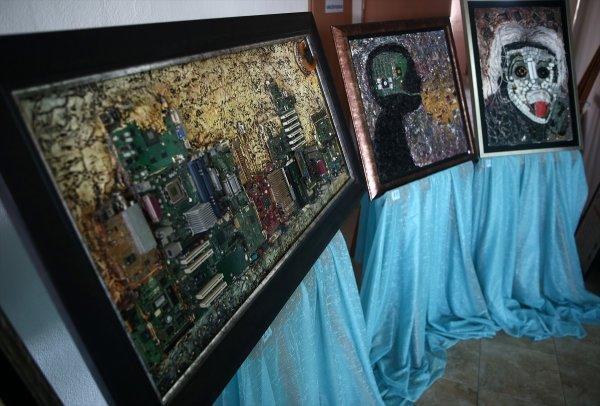 Eski bilgisayar parçaları sanat eseri tablolara dönüştü